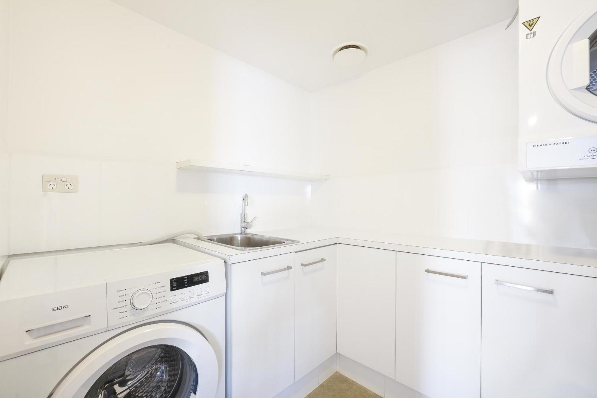Tallest Tower Skyhomes | 9 Hamilton Avenue Gold Coast Room photo